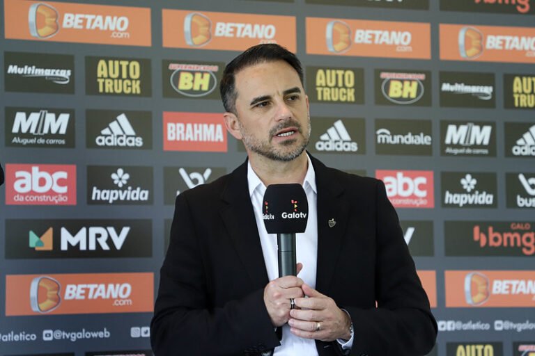Rodrigo Caetano define busca por reforços pontuais e comenta possíveis saídas do Atlético em 2024