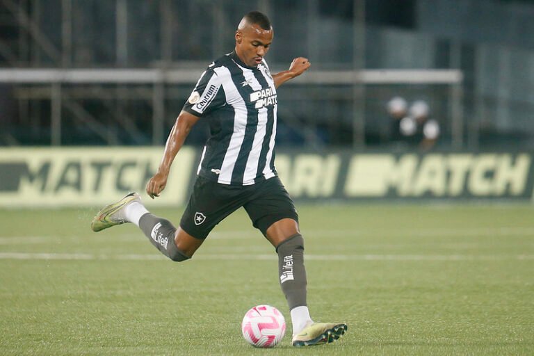 Cruzeiro consulta situação do volante Marlon Freitas, do Botafogo