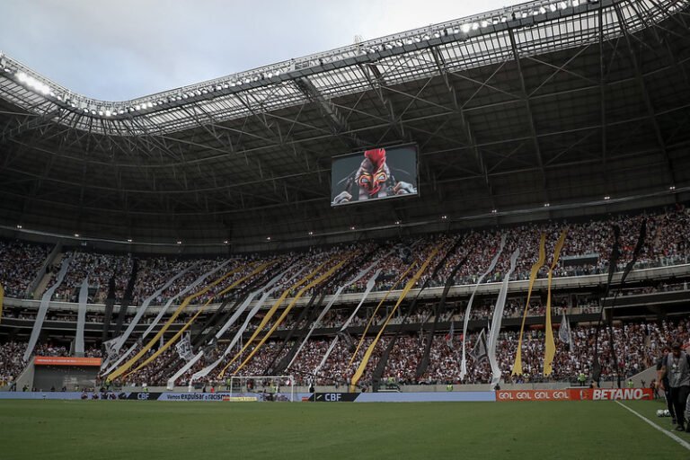 Dirigente do Atlético comenta melhora do gramado na Arena MRV e investimento em reforços para 2024
