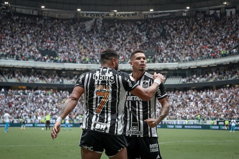 Paulinho e Hulk aparecem entre as cinco melhores duplas de ataque do futebol mundial