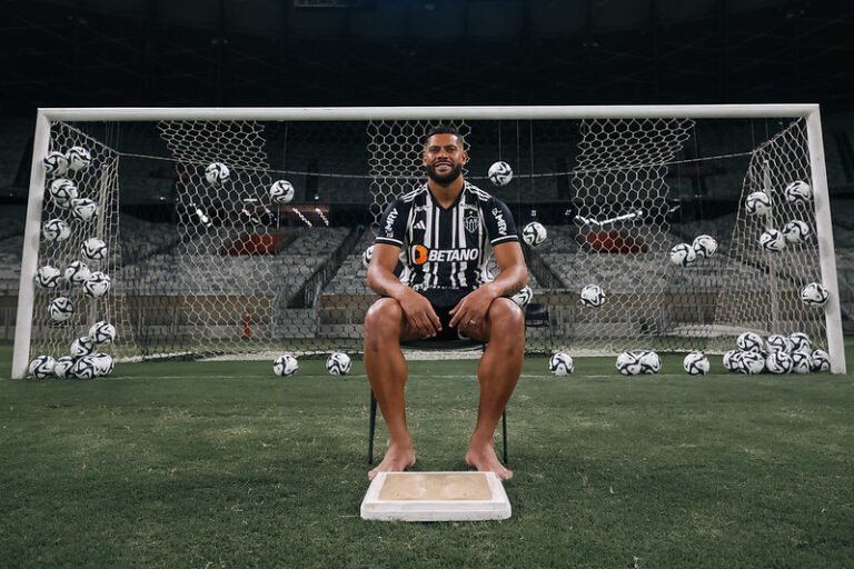 Maior artilheiro do Novo Mineirão, Hulk tem seus pés imortalizados na calçada da fama do estádio