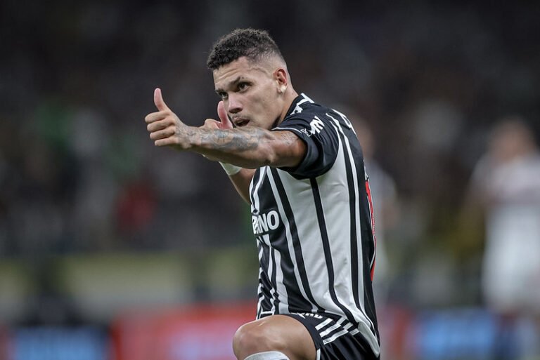 Ainda com chances matemáticas, Paulinho sonha com título e comenta jogo difícil com São Paulo