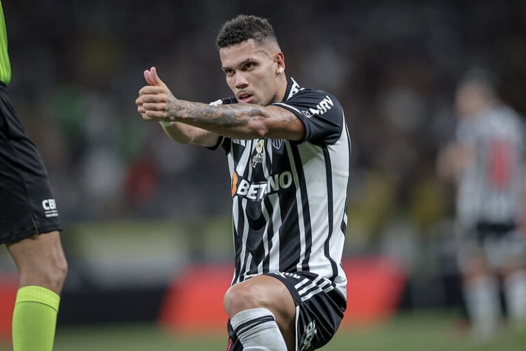 Paulinho recebe Bola de Prata de artilheiro do Brasileirão 2023