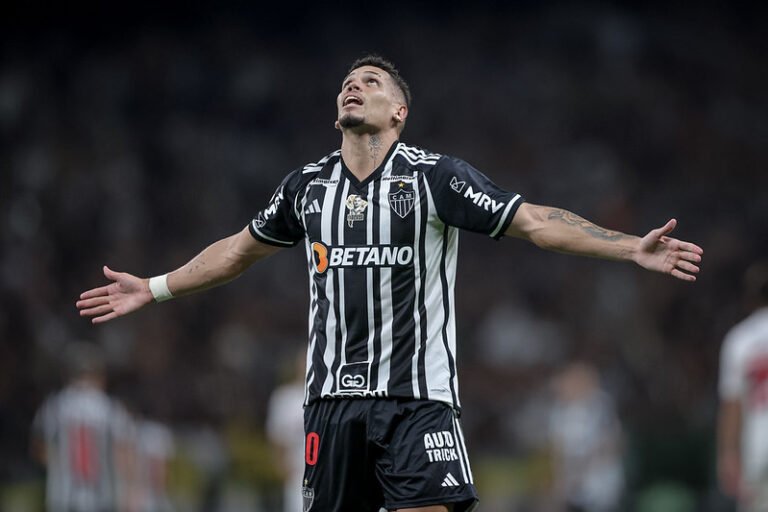 Rodrigo Caetano desmente propostas por Paulinho e confirma sequencia do jogador para 2024