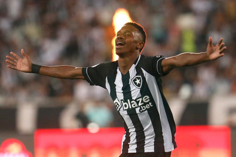 Botafogo consulta Jeffinho para retorno do atacante em 2024