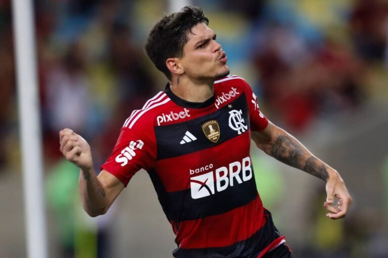Filipe Luís rasga elogios para Ayrton Lucas em coletiva de despedida