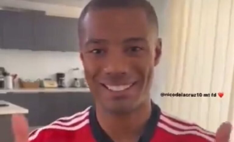 Vaza imagem de De La Cruz com a camisa do Flamengo
