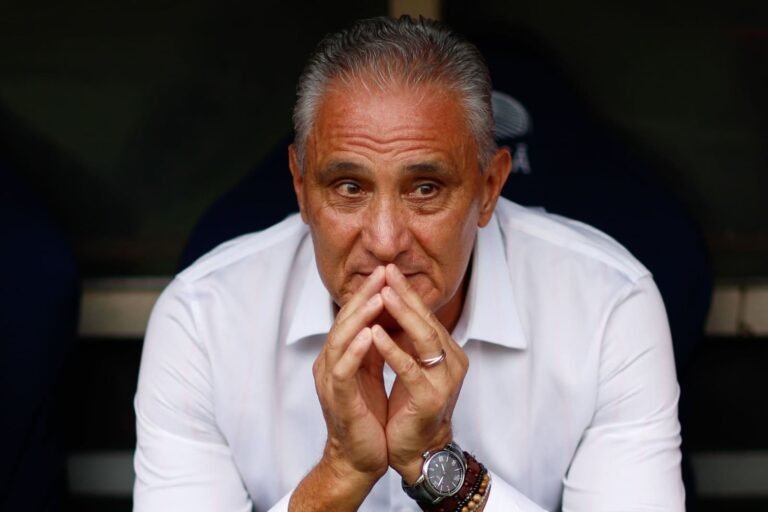 Tite passa por cirurgia no joelho direito e inicia fisioretapia nas férias do Flamengo