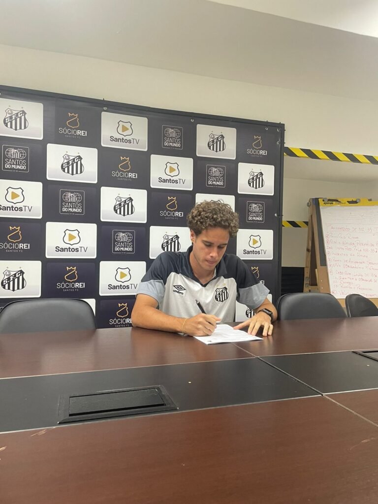 Meia destaque da base renova com o Santos até 2026