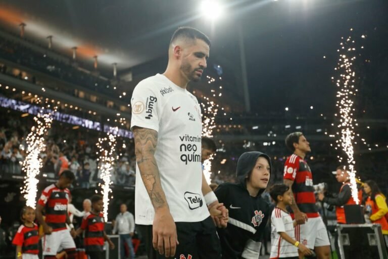 Indefinicação sobre o futuro no Corinthians incomoda Renato Augusto