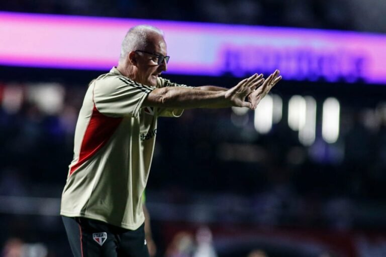 Dorival deixa rivalidade de lado e lamenta rebaixamento do Santos: “”Sentimento terrível”