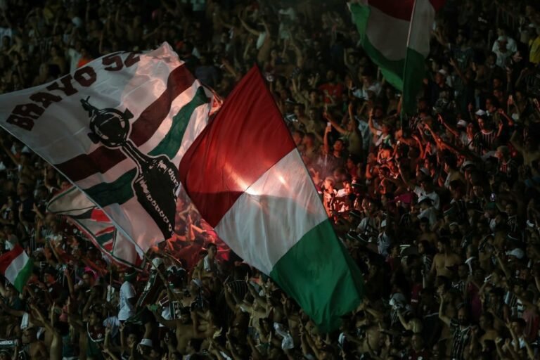 Torcida do Fluminense prepara ‘AeroFlu’ em embarque da equipe para o Mundial