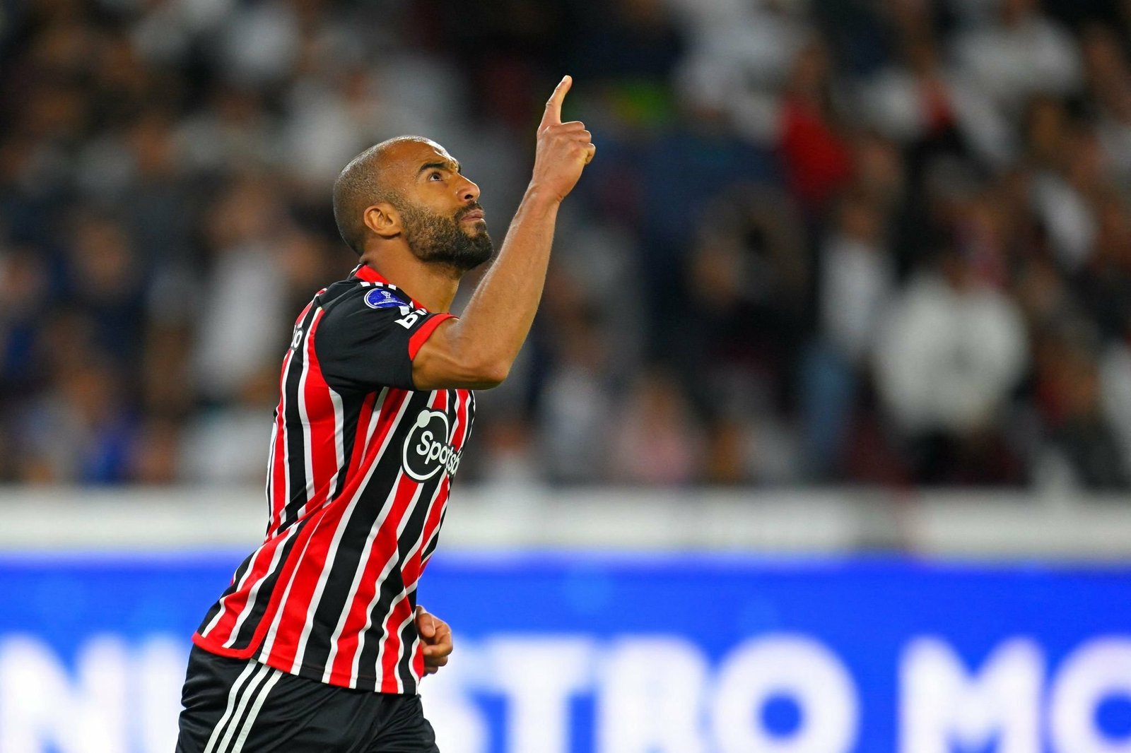 Lucas aceita proposta para renovar com o São Paulo por três anos
