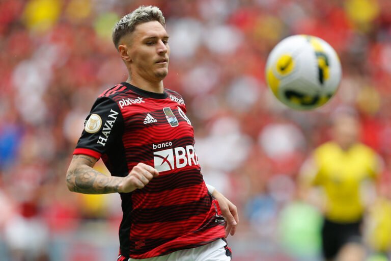 Flamengo recebe sondagem pelo lateral-direito Varela