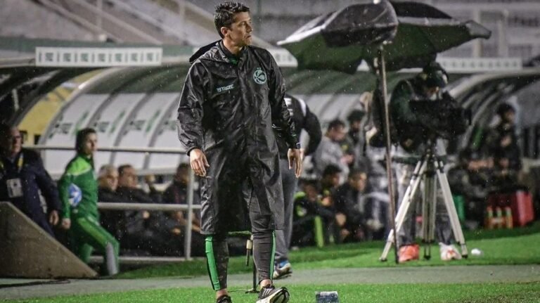 Cruzeiro não faz proposta oficial por Carpini, mas técnico diz estar aberto a conversa