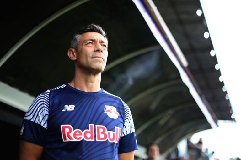 Red Bull Bragantino anuncia renovação com Pedro Caixinha por dois anos