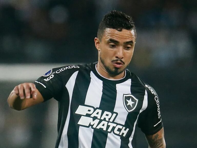 Rafael, do Botafogo, tem Instagram suspenso após provocar Flamengo