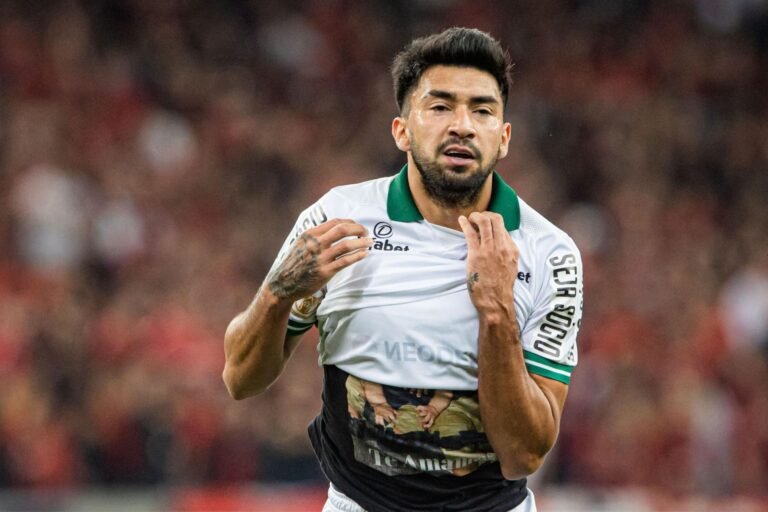 Mesmo sem definir técnico, Santos observa possível reforço