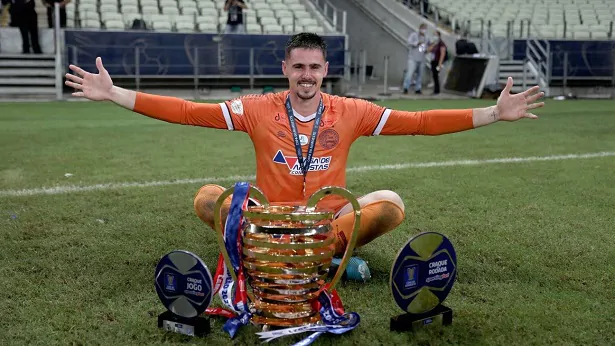 Goleiro Matheus Teixeira retorna ao Bahia, mas tem futuro indefinido