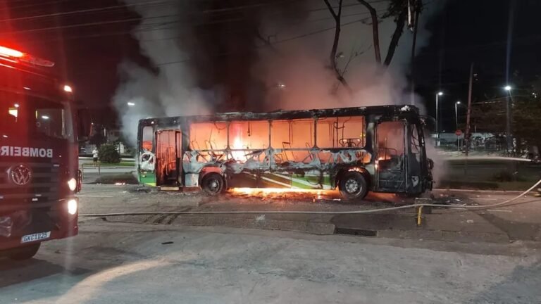Com bombas e veículos incendiados, Santos vive madrugada de terror após rebaixamento