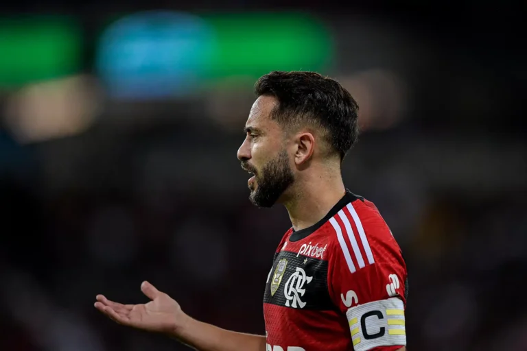 Renovação de Everton Ribeiro gera impasse em departamentos do Flamengo