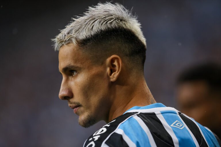 Corinthians entra forte na briga pela contratação de Ferreira, mas Grêmio aguarda outras propostas