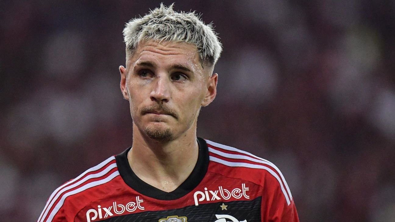 Flamengo condiciona busca por um lateral-direito a saída de uma das opções de Tite
