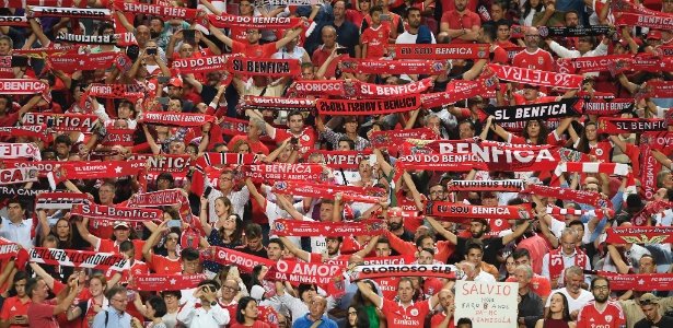 Torcedor do Benfica é esfaqueado na arquibancada durante jogo em Portugal