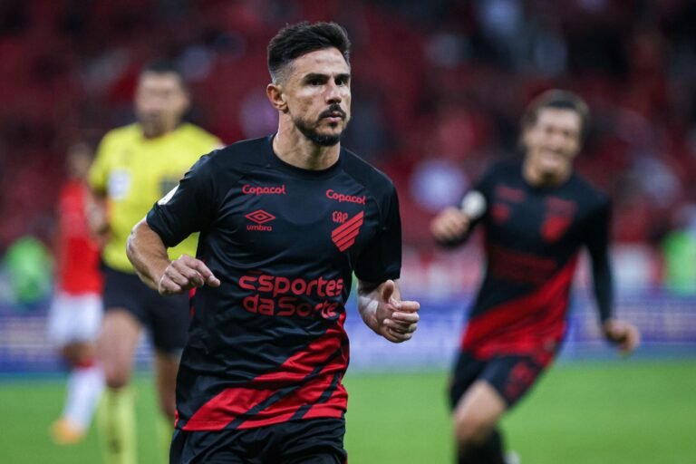 Santos acerta contratação de Willian Bigode