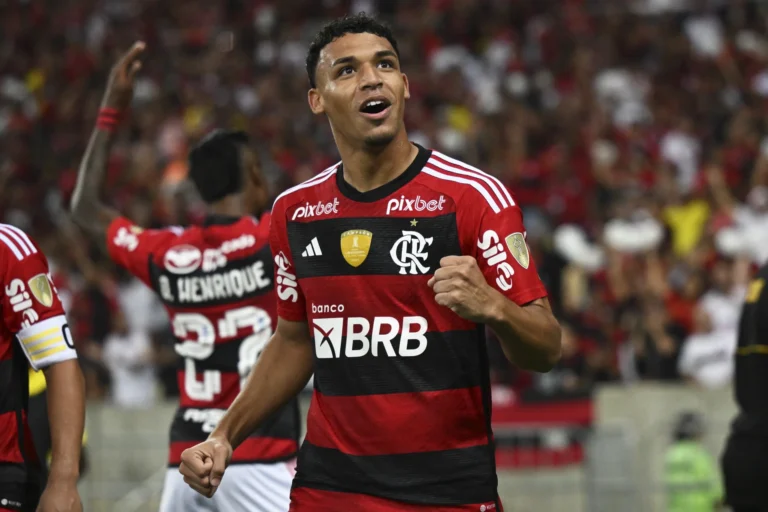 Flamengo fecha acordo para renovar com Victor Hugo até 2029
