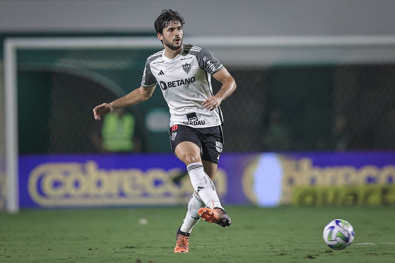 Alvo de sondagens de clubes estrangeiros, Atlético não tem intenção de vender Igor Rabello