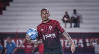 Vitória acerta contratação do lateral Lucas Esteves