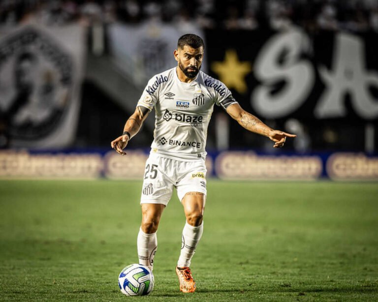 Santos encaminha renovação de contrato com Rincón