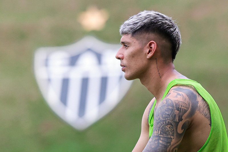 De volta aos treinos, Zaracho comenta pré-temporada 2024