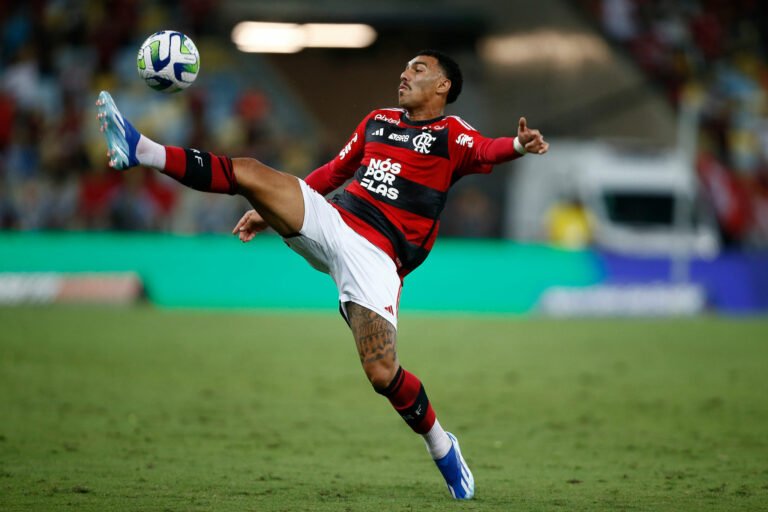 Flamengo aceita proposta do RB Bragantino por Matheuzinho, mas jogador recusa ida