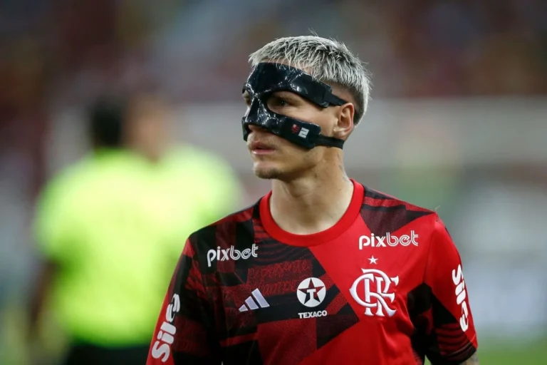 Independiente demonstra interesse em Varela, mas Flamengo descarta venda