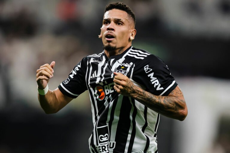 Diretor de futebol do Atlético comenta propostas e futuro de Paulinho no clube