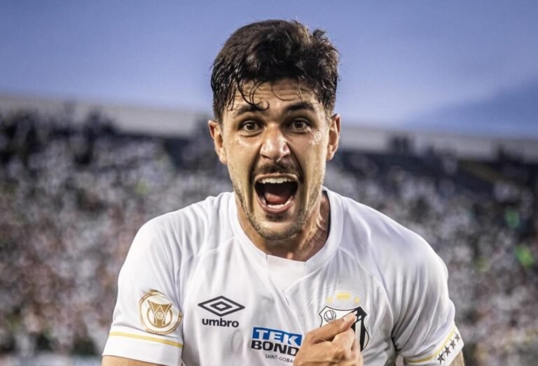 João Basso aceita reduzir salário para ficar no Santos em 2024