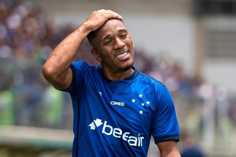 Matheus Davó antecipa volta ao Cruzeiro para tratar lesão no joelho