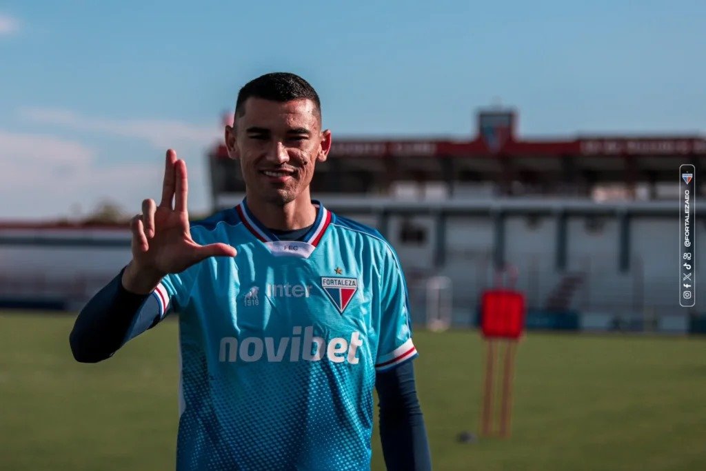 Goleiro Santos é apresentado no Fortaleza e destaca mensagem de Marinho