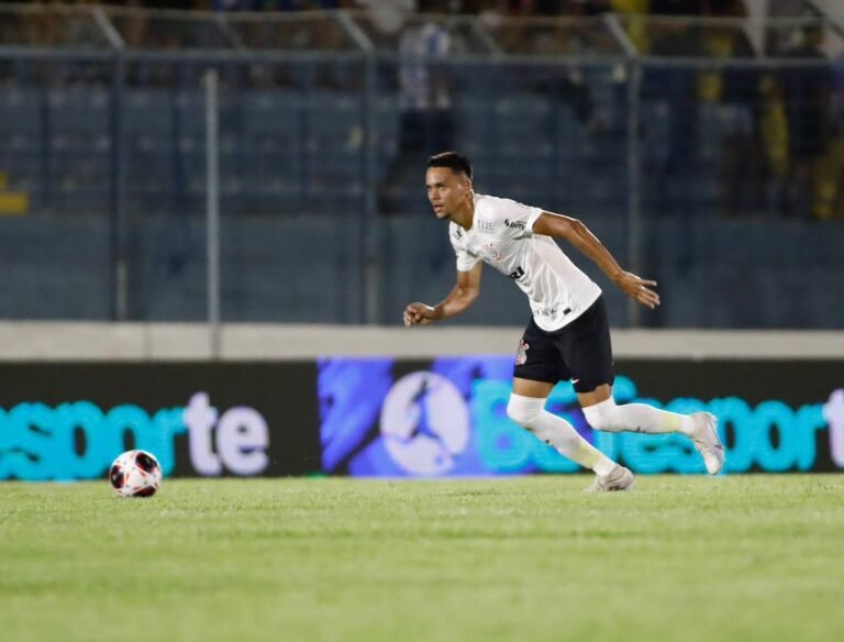 Tchoca comemora gol em vitória do Corinthians na Copinha