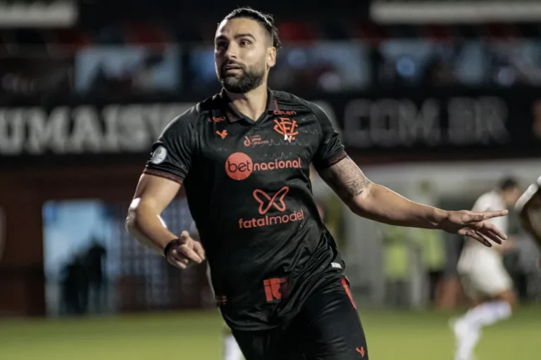Léo Gamalho pode trocar o Vitória pelo Avaí