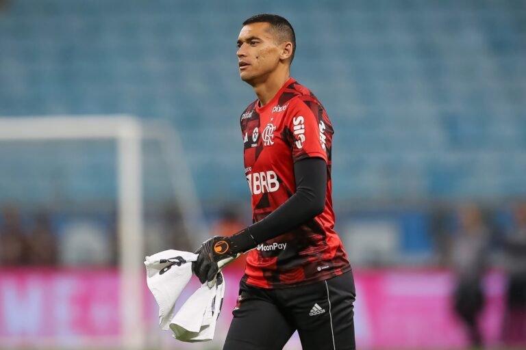 Flamengo encaminha venda do goleiro Santos ao Fortaleza; veja valores