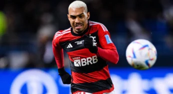 Matheuzinho se inspira em Rodinei e quer volta por cima no Flamengo, mas monitora interesse do Corinthians