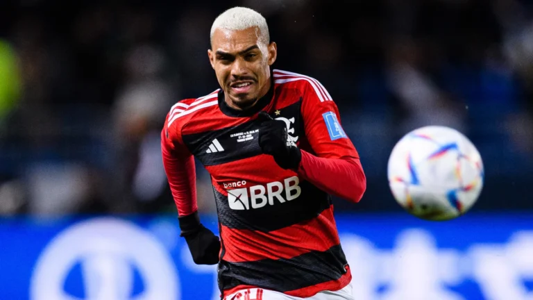 Matheuzinho se inspira em Rodinei e quer volta por cima no Flamengo, mas monitora interesse do Corinthians