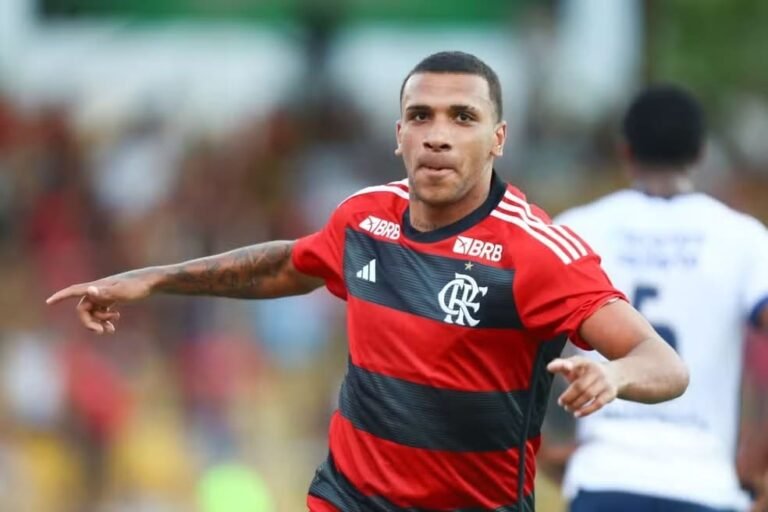 Flamengo encaminha saída de dois jovens revelados na base por empréstimo