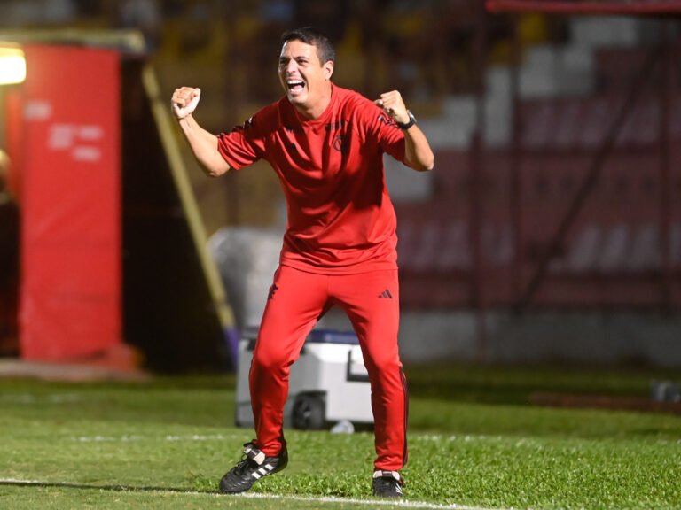 Treinador do Flamengo Sub-20 completa 50 jogos pelo clube; veja números e títulos