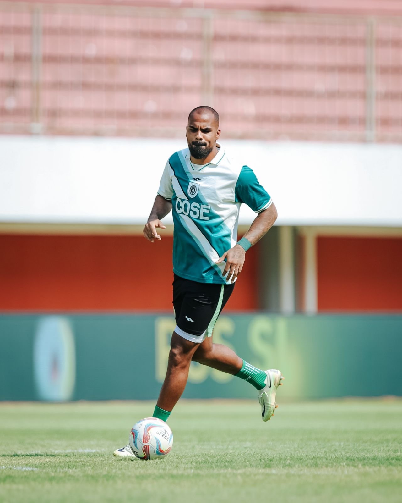 Livre no mercado, ex-Bahia e Inter compara futebol brasileiro e indonésio: “mais físico e tático”