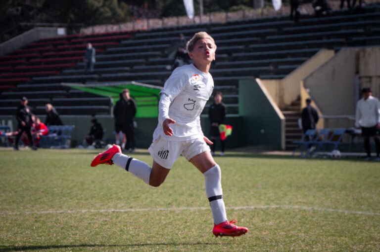 Diputando competição no Japão pelo Santos, atacante do Sub-13 é artilheiro e destaque do torneio