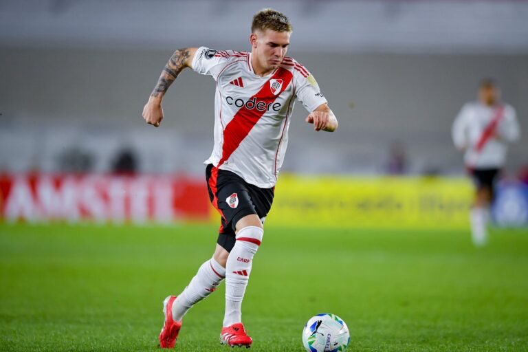 Manchester United surge como favorito para a contratação de Franco Mastantuono